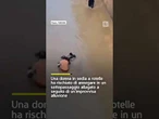 Dramma sfiorato in Turchia, donna in sedia a rotelle salvata da un sottopassaggio allagato
