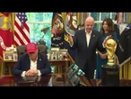 Mondiali 2026, Trump a fianco di Infantino solleva la coppa: "Posso tenerla?"