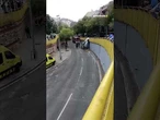 Un coche se precipita en la rambla del Carmel dando marcha atrás
