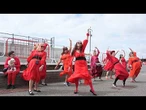 Des centaines de fans en rouge recréent la danse de "Wuthering Heights" de Kate Bush