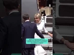 Brigitte Macron rifiuta la mano del presidente francese mentre scende dalla scaletta dell'aereo