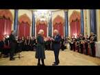 No Comment : Charles III en pleine forme devant la chorale des femmes de l'armée britannique