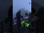 Il vulcano Fuego erutta mentre viene filmata la proposta di matrimonio di una coppia