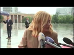 Meloni a Tirana sotto la pioggia ringrazia un cronista per aver aperto un ombrello al punto stampa
