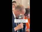 Allegri in lacrime riceve un premio come allenatore