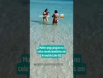 Mulher pega pinguim no colo e revolta banhistas em Arraial do Cabo (RJ)