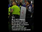 La trovata geniale del ct del Giappone: lavagne giganti in panchina per dare gli ordini alla squadra
