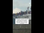 In Venezuela i detenuti si ribellano e occupano la prigione tra lenzuola in fiamme: "Ci torturano"