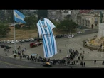 Cidade natal de Messi estende camisa gigante do craque | AFP