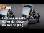 Ladrões assaltam carro de idoso em plena luz do dia em Recife (PE); vídeo mostra momento