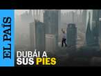 DUBÁI | El estonio Jaan Roose cruza con slacklines las Torres Emirates | EL PAÍS