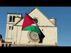 Bandiere della Palestina sul prato davanti alla Basilica di Assisi