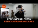 Israel divulga imagens de reféns cruzando fronteira e de reencontro com familiares