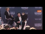Elon Musk sale sul palco di Atreju con in braccio il figlio: "Natalità importante"