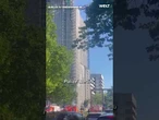 GROßEINSATZ IN BERLIN: Flammen auf Hochhausdach! Feuerwehr rückt mit 130 Kräften an! #shorts