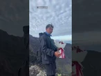 GUIA ATENDE PEDIDO DE BRASILEIRO E DEIXA FLORES NO LOCAL ONDE JULIANA MARINS CAIU