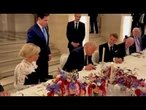 Trump firma la copia cartacea del memorandum di pace con l'Iran a Versailles, ospite di Macron
