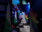 Manifestante vestito da unicorno sfida la polizia al corteo per la Palestina