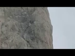 MONTE BIANCO, alpinista appeso in parete: l'elicottero fallisce, gli uomini del soccorso lo salvano