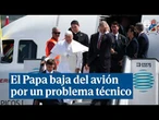 El Papa León XIV baja del avión que le iba a llevar de vuelta a Roma por un problema técnico