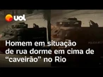 Homem em situação de rua dorme em cima de 'caveirão' no Rio; veja vídeo