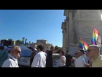 Per il caldo un cittadino offre al sindaco Sala un ghiacciolo al Milano Pride