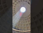 Roma, nell'"oculus" del Pantheon piovono petali di rose rosse: il rito della Pentecoste