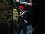 Il rapper André 3000 si è presentato al Met Gala con un pianoforte sulle spalle