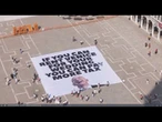 Nozze Bezos a Venezia, maxi-striscione degli attivisti in piazza S. Marco