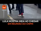 Lula mostra meia ao chegar em reunião do Conselho Nacional de Política Mineral