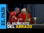 CONCLAVE | El momento del abrazo ente Giovanni Battista Re a Pietro Parolin | EL PAÍS