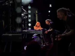Noemi interrompe il concerto per salvare una farfallina incastrata nel piano