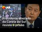 Presidente da Coreia do Sul, Yoon Suk Yeol, afastado, resiste à prisão após declarar lei marcial