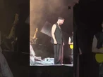 Mengoni si commuove mente canta 'Luce' in ricordo della madre, scomparsa nel 2024