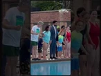 Mamdani, tuffo in piscina in giacca e cravatta