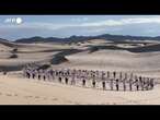 Messico, lezione di yoga sulle dune di sabbia del deserto di Samalayuca