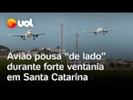 Avião pousa 'de lado' durante forte ventania em Santa Catarina; vídeo mostra a manobra