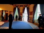 Trump si affaccia sul balcone Truman della Casa Bianca tra gli applausi, il dietro le quinte