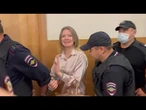 Rússia condena jornalista a 12 anos de prisão por ser colaboradora de Navalny | AFP