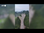 Cina, un'autostrada costruita attraverso pendii montuosi a strapiombo