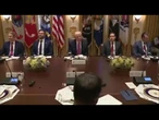 Peter Hegseth (Segr. Guerra Usa) con cravatta simile a bandiera Russia all'incontro Trump-Zelensky