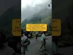 Una frana sorprende i turisti in Cina: prima filmano e poi scappano