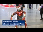 Robots que bailan o que hacen masajes, novedades de la Feria Internacional de robótica en Pekín