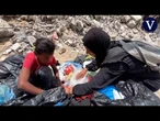 Una madre gazatí recoge comida de la basura para alimentar a sus hijos heridos y desplazados