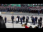 Il look di Meloni per le celebrazioni del 2 Giugno, scarpe da tennis (eleganti) e completo spezzato