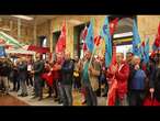 Protesta per Attilio Franzini, operaio travolto dal treno: invaso l'atrio della stazione di Bologna