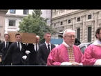 Milano, l'arrivo del feretro con Arnaldo Pomodoro alla chiesa di San Fedele