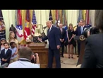 Trump suona campanella di apertura della Borsa di Wall Street dallo Studio Ovale della Casa Bianca