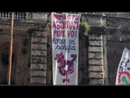 "Abortiamo pure voi", striscione contro il corteo Pro Vita a Roma