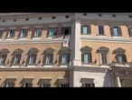 Gaza, Bonelli e Fratoianni espongono striscione a Montecitorio: "L'ipocrisia uccide come la fame"